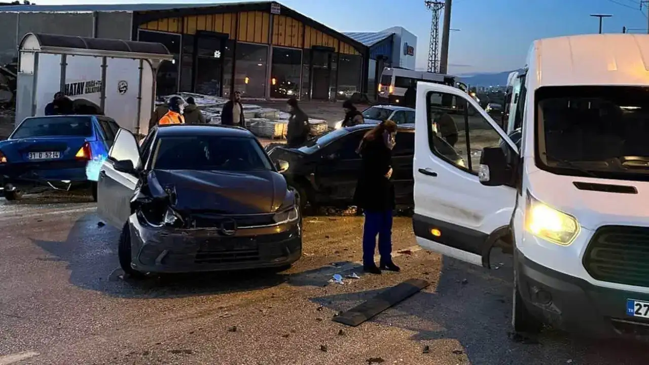 Hatay’da 9 Araç Birbirine Girdi: Otobüs Durağında Kaçış Anları! 2